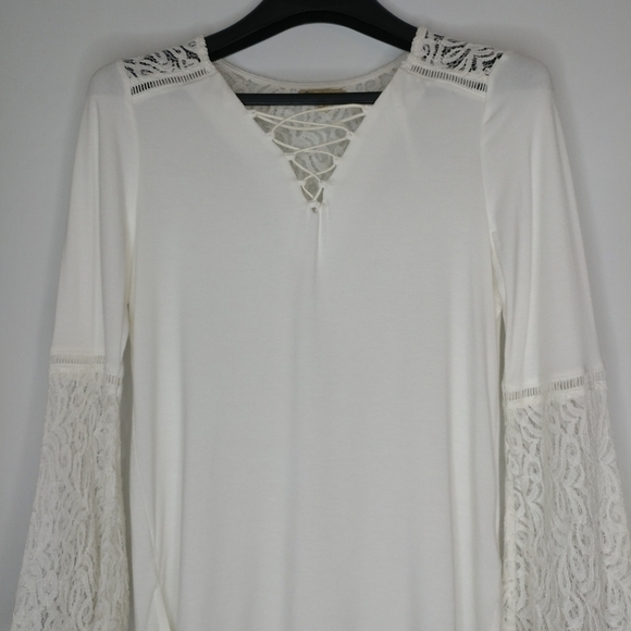 Democracy Women's Bell SLV V-Neck Lace Up Top - Picture 4 of 13